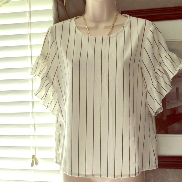 Adorable flutter sleeve top - Picture 1 of 3